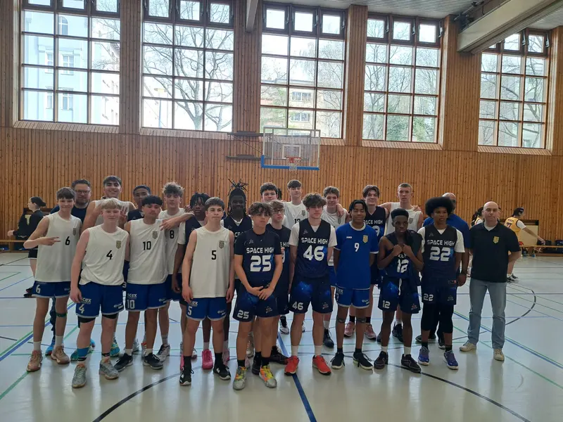 A United Basketball youth team pictured together with their opponents after a game in Berlin.