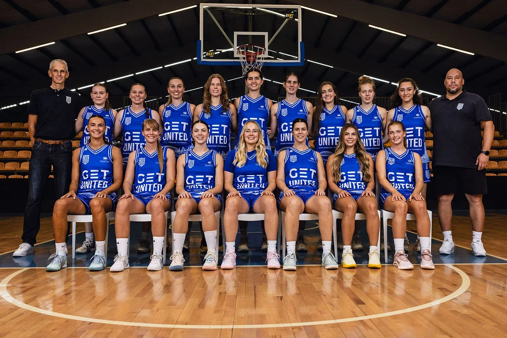 Teamfoto van Dames 1, seizoen 2026-2027, met de volledige selectie en technische staf