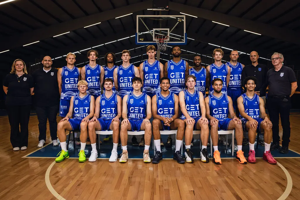 Teamfoto van Heren 1, seizoen 2026-2027, met de volledige selectie en technische staf