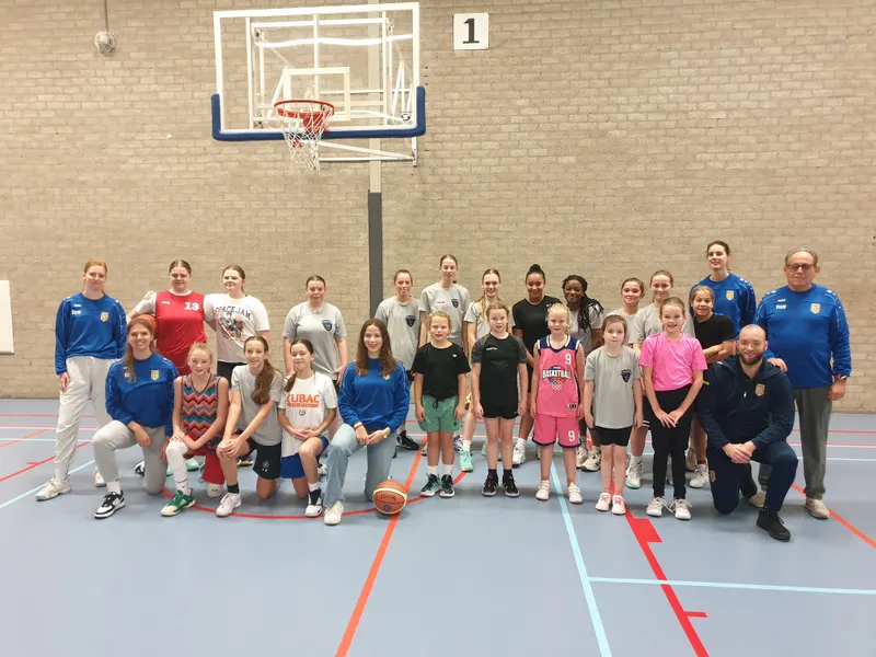 Groepsfoto van meiden en trainers na een regiotraining bij een vereniging