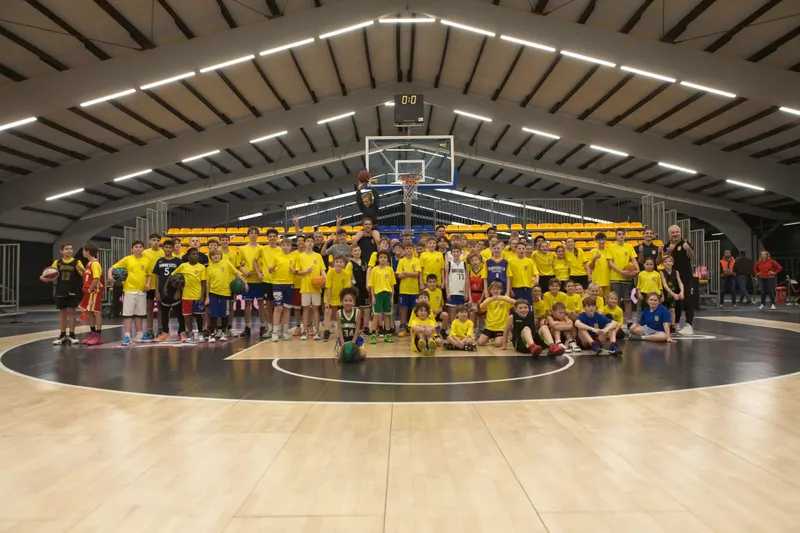 Groepsfoto van ruim honderd kinderen en trainers op het veld van Sportcentrum De Kooi tijdens het Skills Camp
