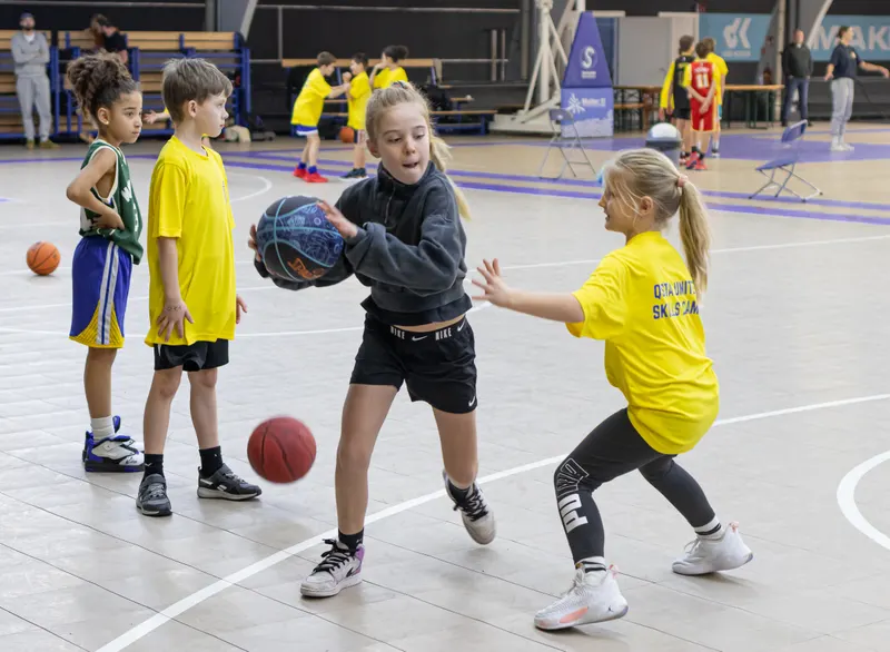 Meiden oefenen passen en verdedigen tijdens een clinic
