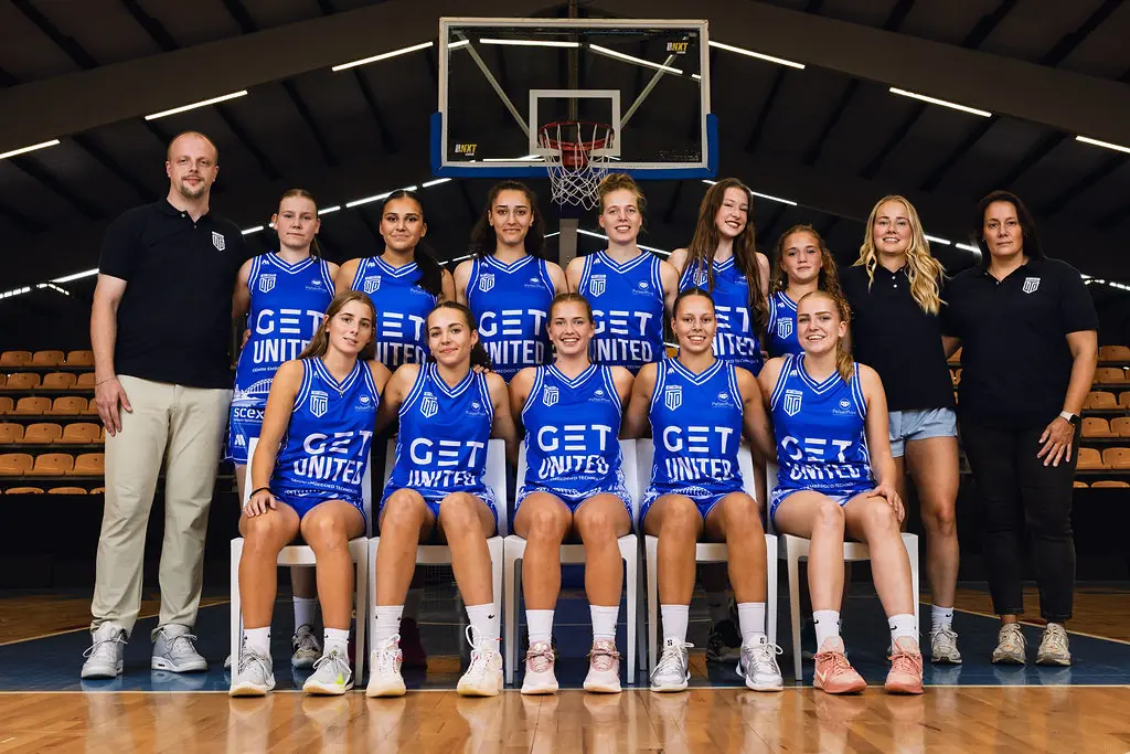 Teamfoto van Vrouwen U21, seizoen 2026-2027, met de volledige selectie en technische staf