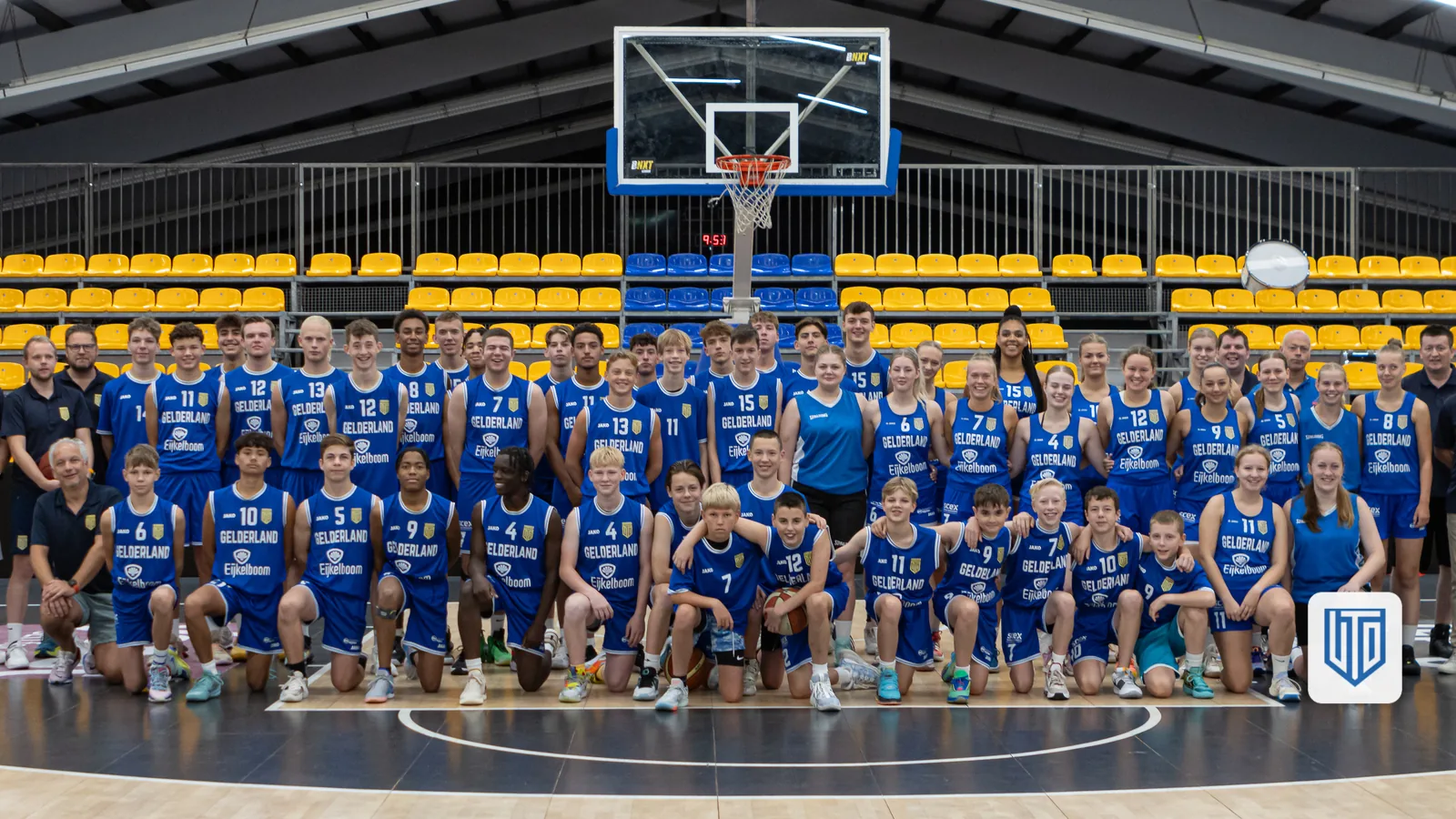 Groepsfoto van de jeugdteams van de United Academy in de sporthal (standaardfoto ter illustratie, niet gerelateerd aan dit artikel)