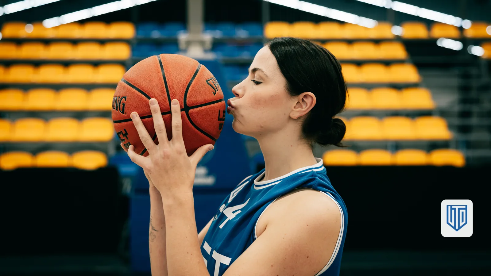 Speelster van Dames 1 kust een basketbal vlak voor de wedstrijd (standaardfoto ter illustratie, niet gerelateerd aan dit artikel)