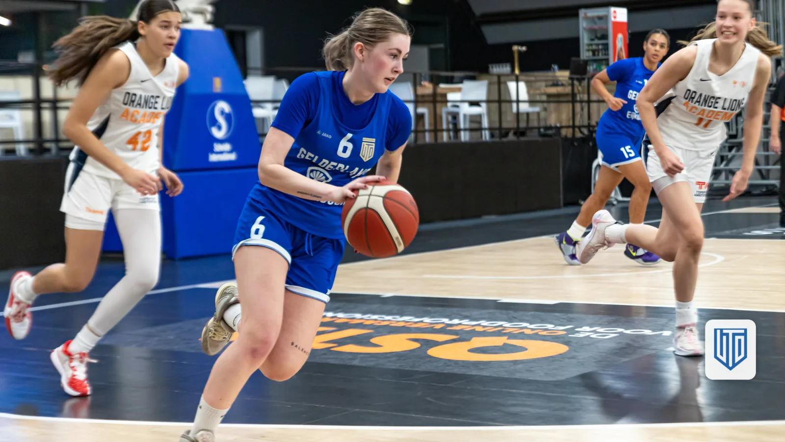 Meidenspeelster van United gaat met de bal naar de basket (standaardfoto ter illustratie, niet gerelateerd aan dit artikel)