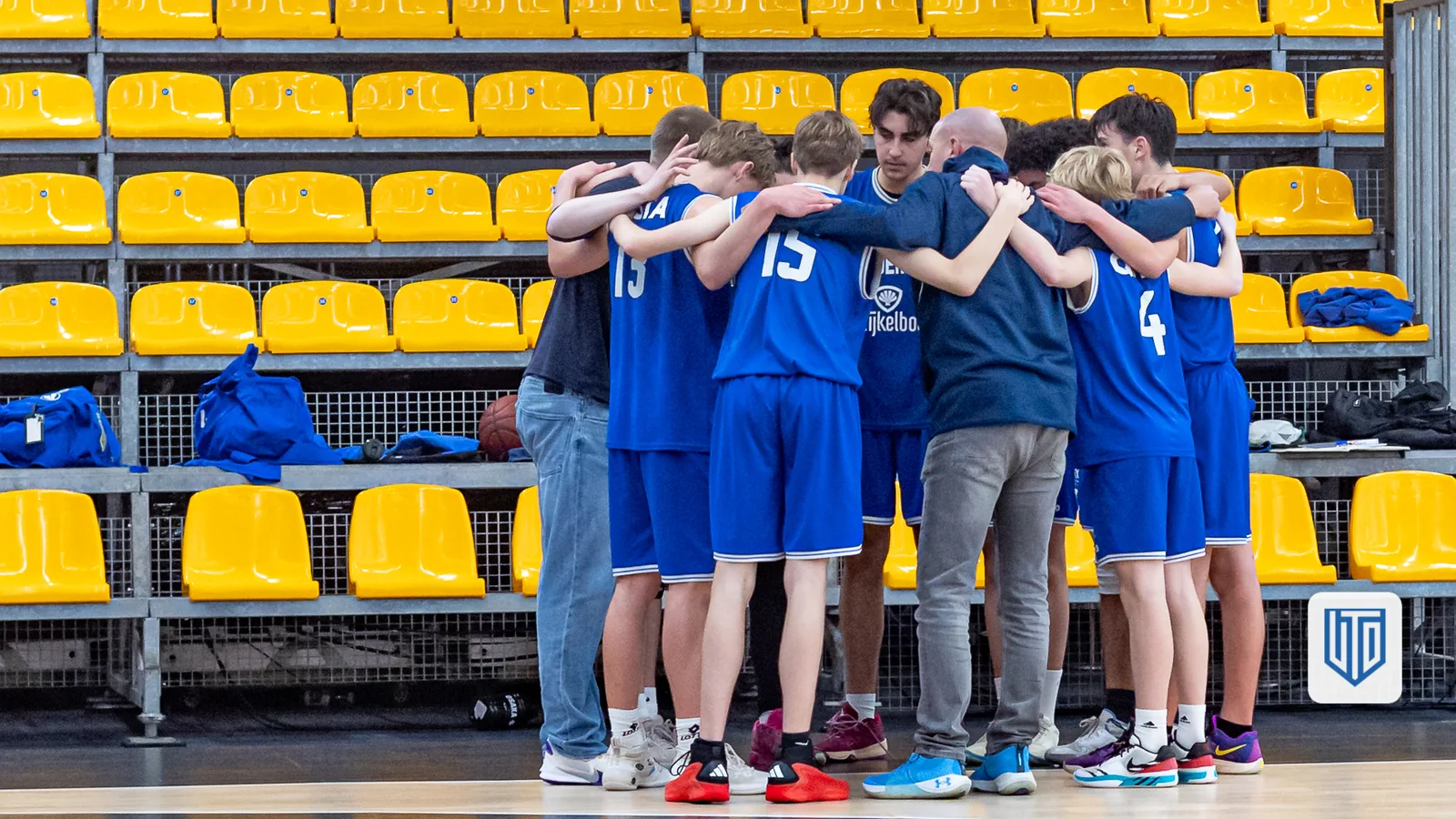 Jeugdteam van United in een teamhuddle langs het veld (standaardfoto ter illustratie, niet gerelateerd aan dit artikel)