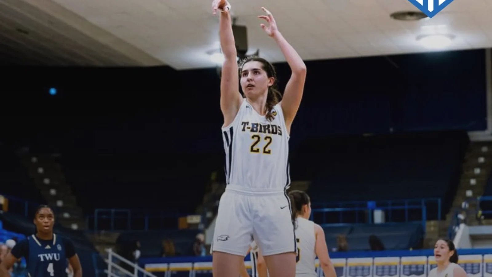 Cassie Joli-Coeur schiet op de basket in het shirt van de T-Birds