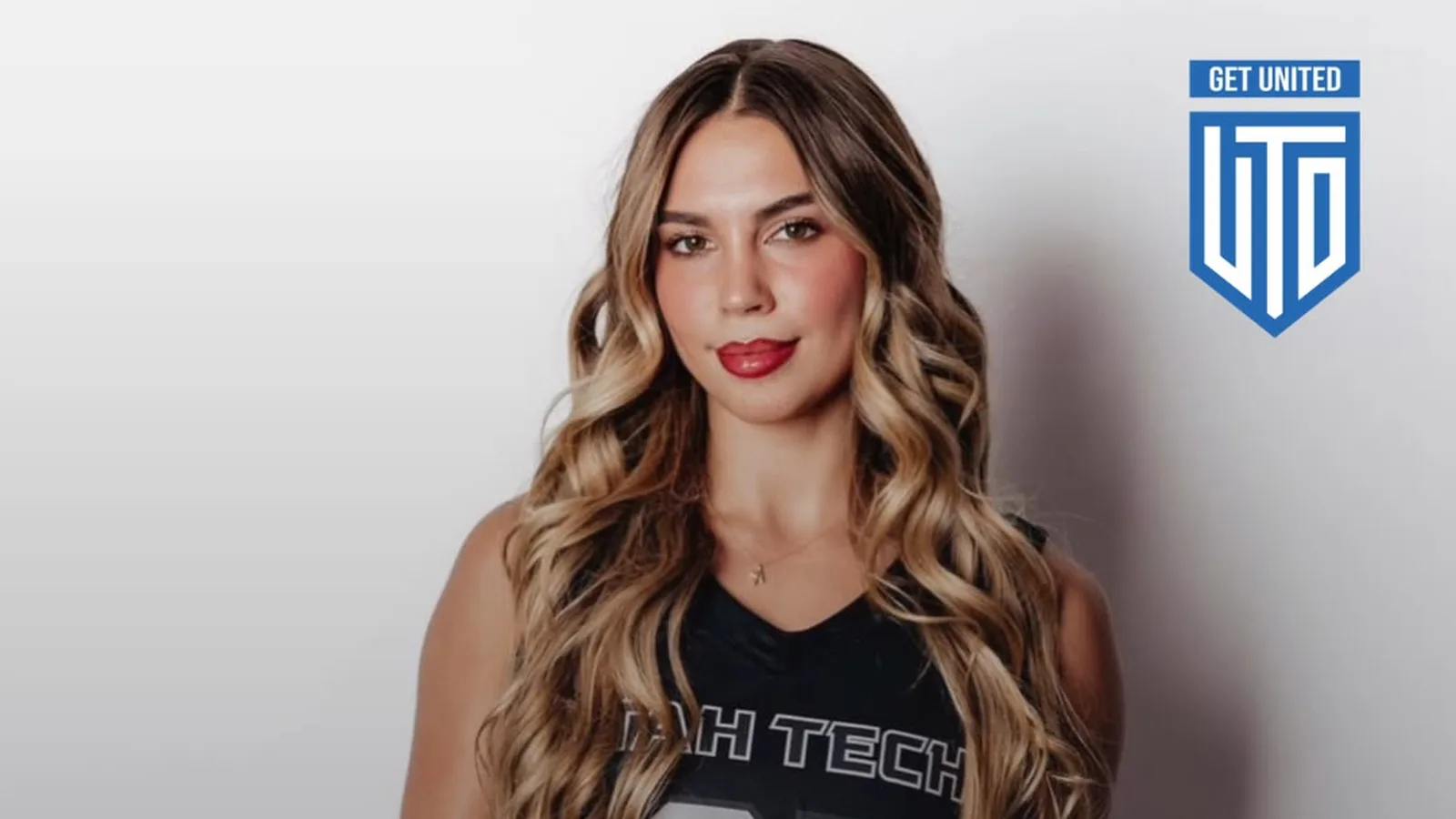 Kaylee Borden poseert met een basketbal in het tenue van Utah Tech