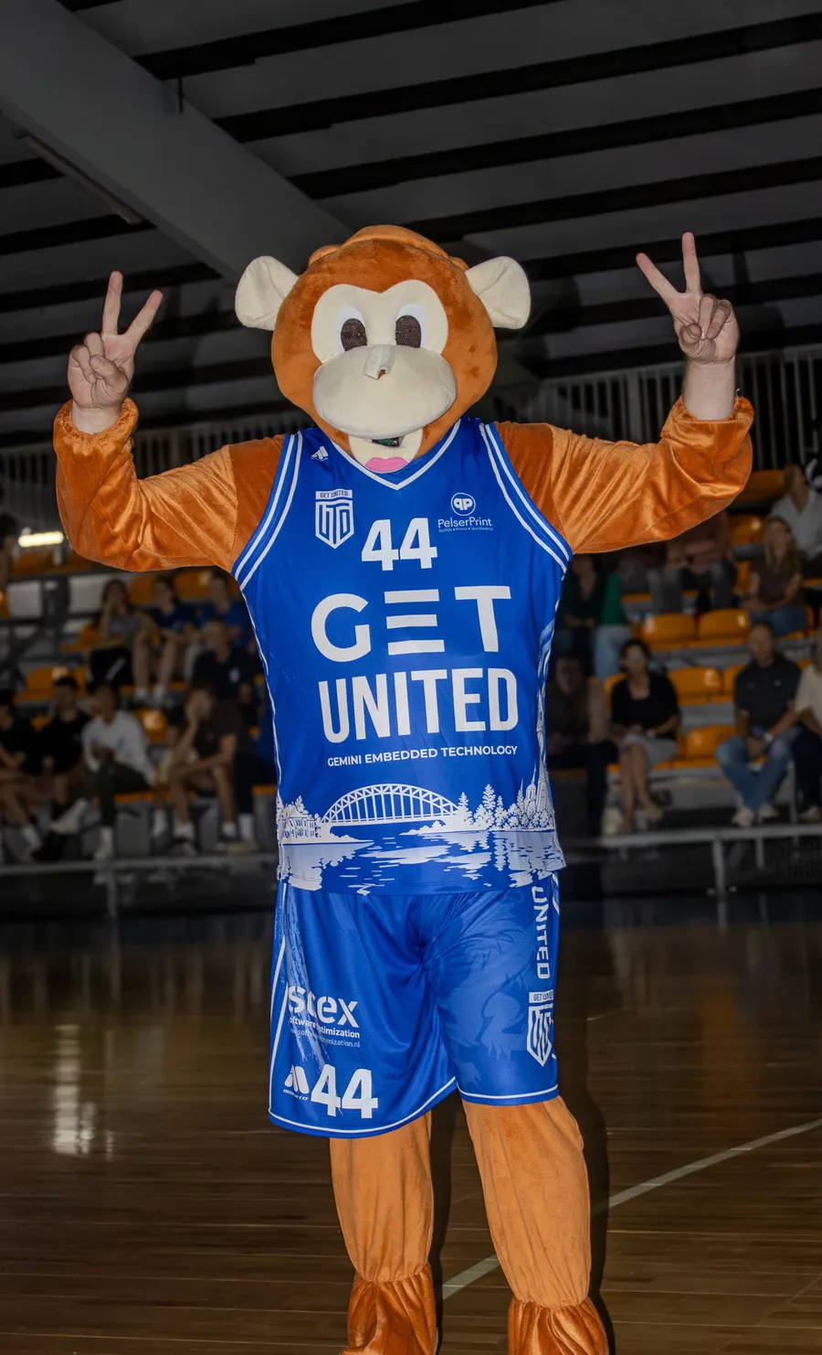 Clubmascotte Bluewy in het nieuwe United Basketball-tenue