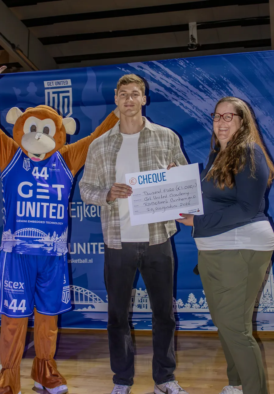 Heren 1-speler Floris van Dee overhandigt de cheque van de Rabobank Support Actie aan de United Academy