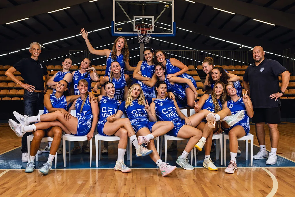 De dames van GET United vieren de winst van de Supercup ’26/’27