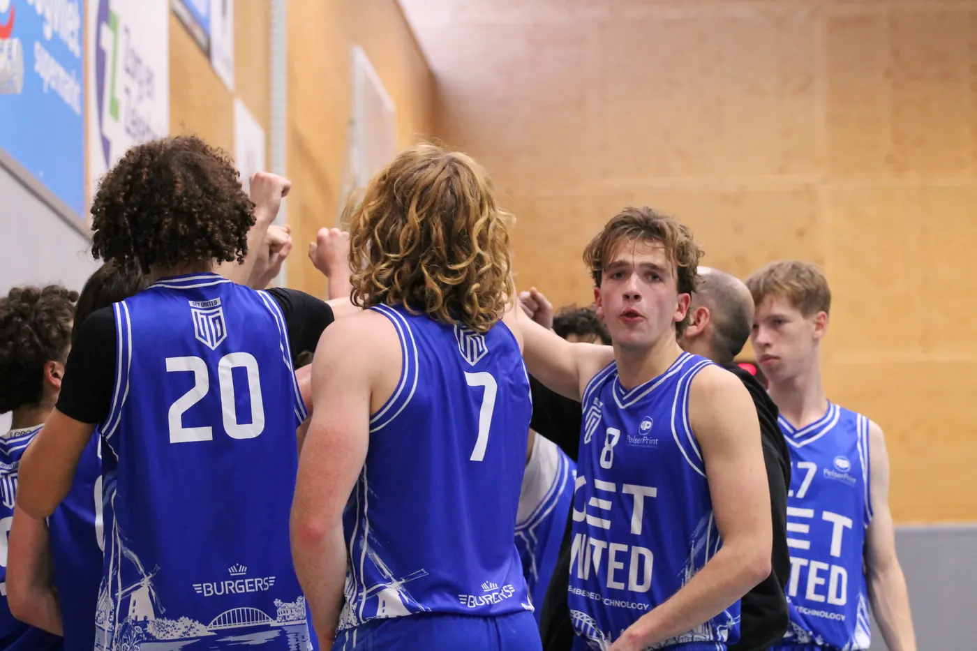 Spelers van GET United in een teamhuddle tijdens een wedstrijd