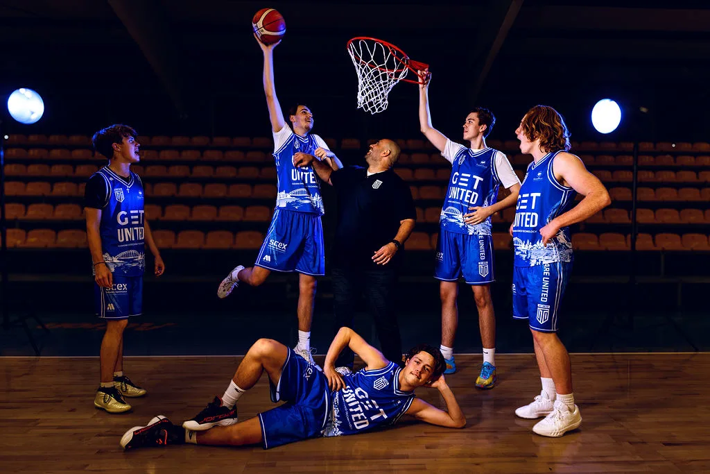 Spelers van GET United poseren speels bij de basket in Sportcentrum Bemmel